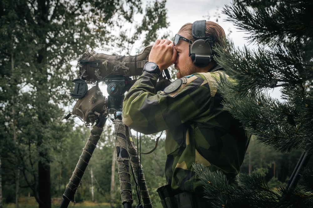 U.S. and Swedish Marines share weapons skills
