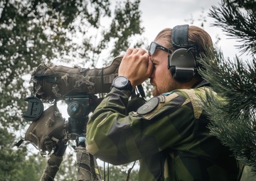 U.S. and Swedish Marines share weapons skills