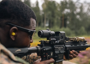U.S. and Swedish Marines share weapons skills