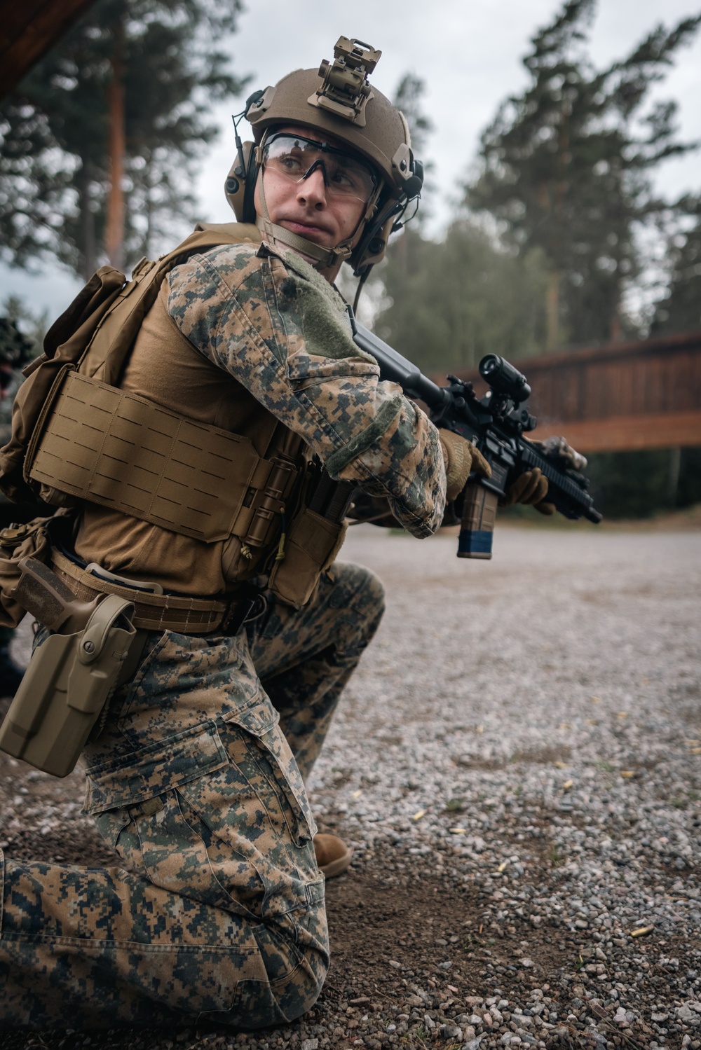 U.S. and Swedish Marines share weapons skills