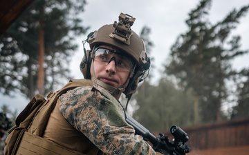 U.S. and Swedish Marines share weapons skills