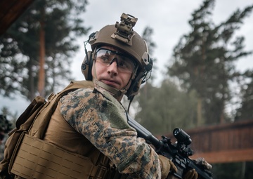 U.S. and Swedish Marines share weapons skills