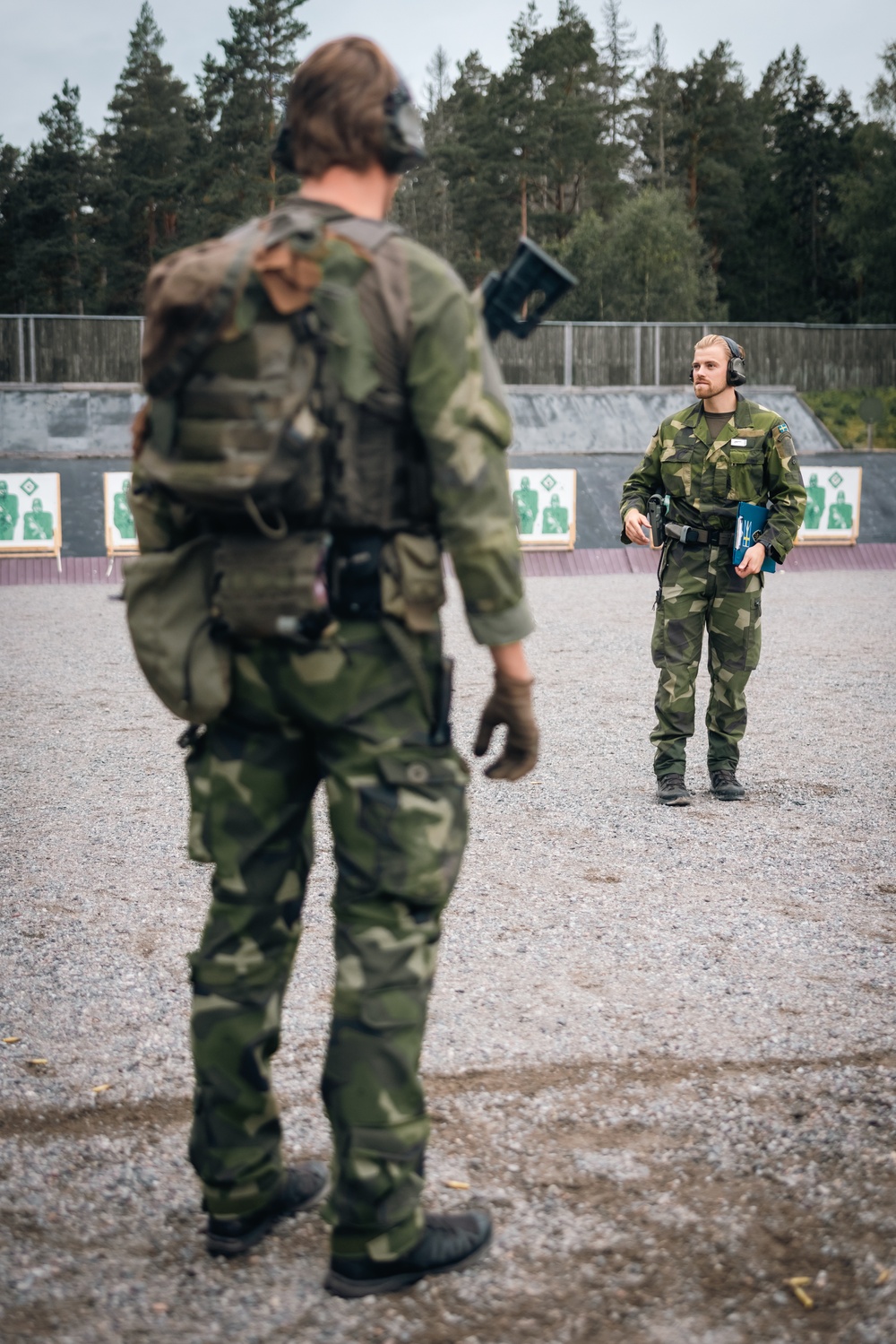 U.S. and Swedish Marines share weapons skills