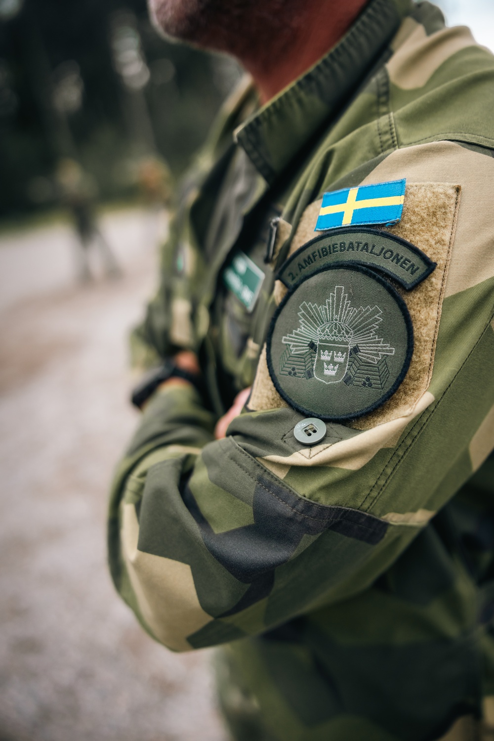 U.S. and Swedish Marines share weapons skills