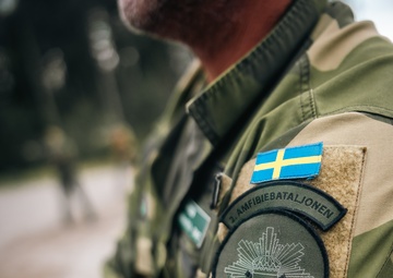 U.S. and Swedish Marines share weapons skills