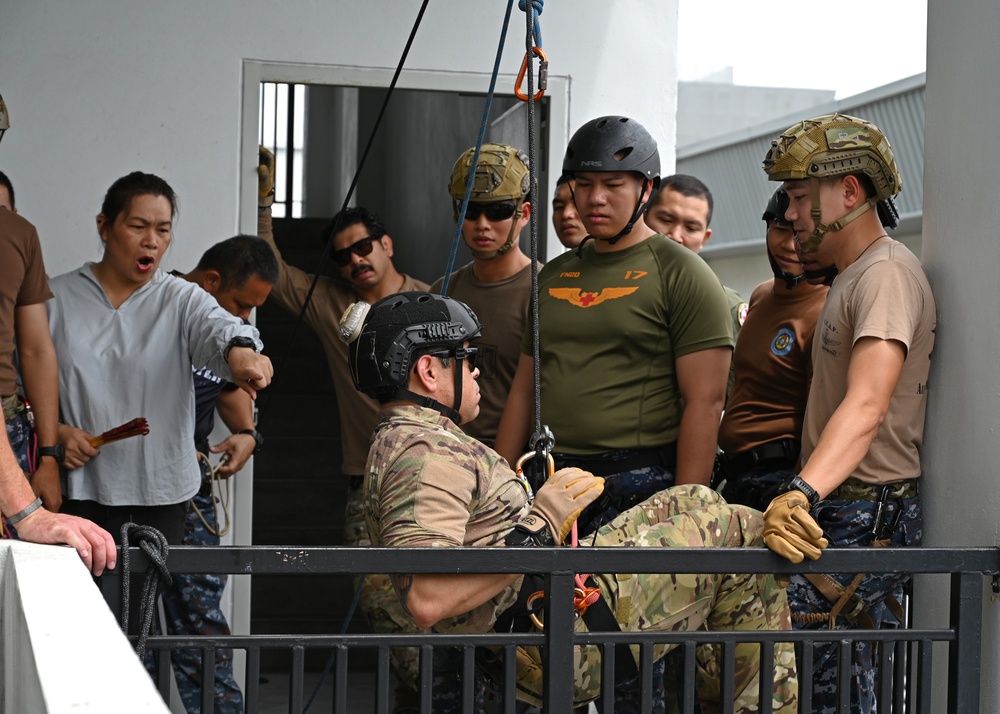 Rope Training Enhances Joint Rescue Capabilities for Enduring Partners
