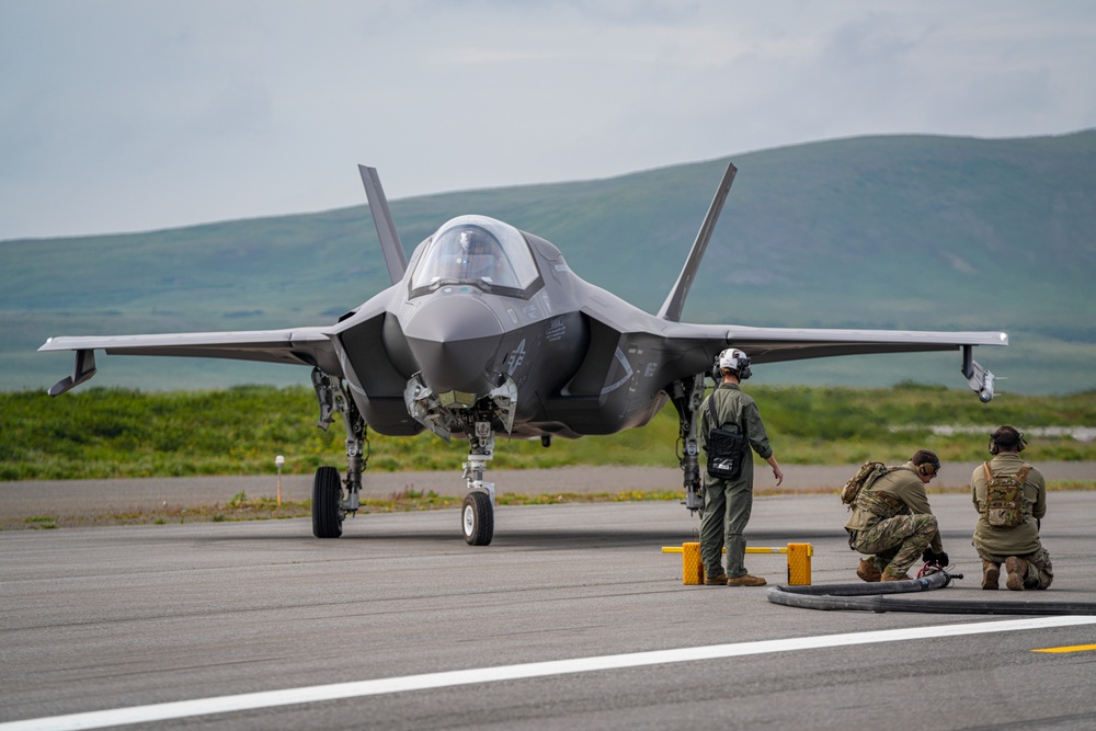 Arctic Edge 25: 27 SOW performs FARP with F-35B Lightning II Joint Strike Fighter