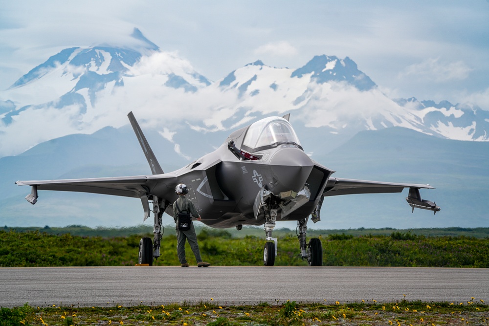 Arctic Edge 25: 27 SOW performs FARP with F-35B Lightning II Joint Strike Fighter