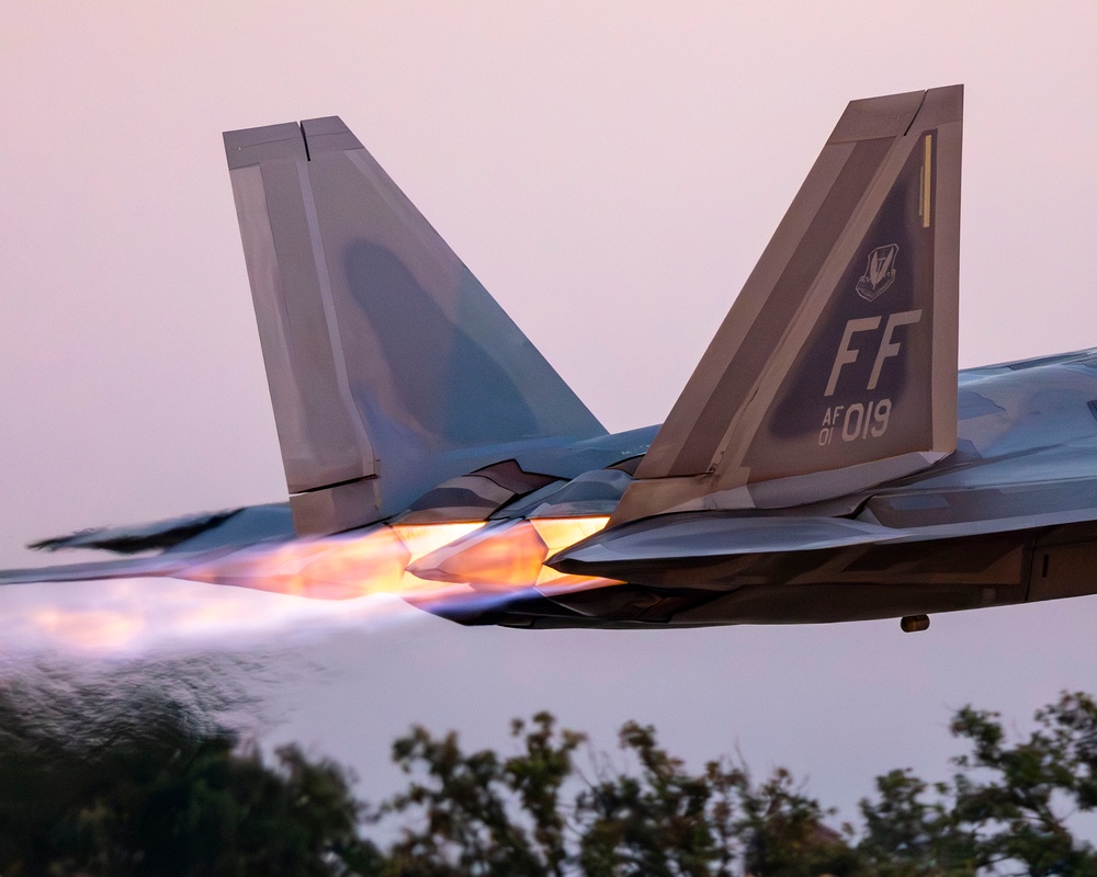 Night Flight: F-22 and F-35A Shine Over EAA AirVenture
