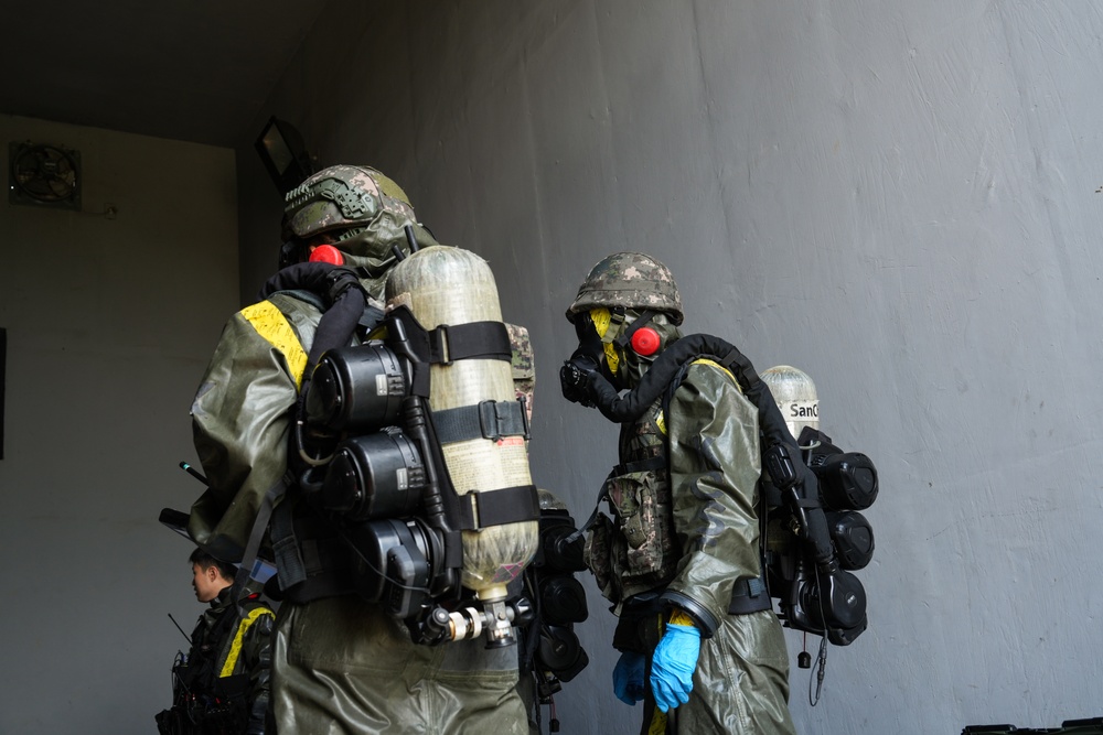 U.S. and ROK Troops Conducts Military Operation on Urban Terrain Training During Ulchi Freedom Shield 25