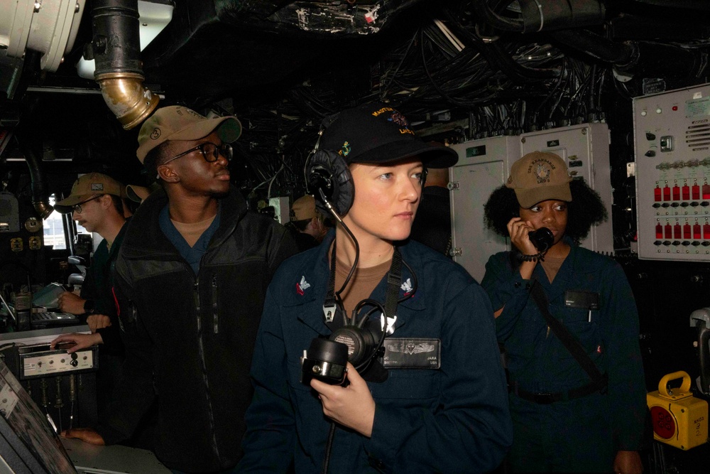 USS Kearsarge Goes Underway