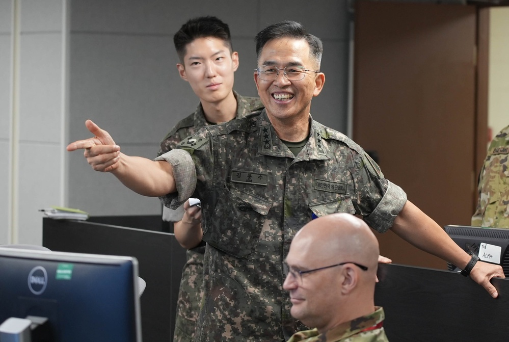 Republic of Korea Army Leaders of 2OC meet with U.S. Army 19th ESC Leadership