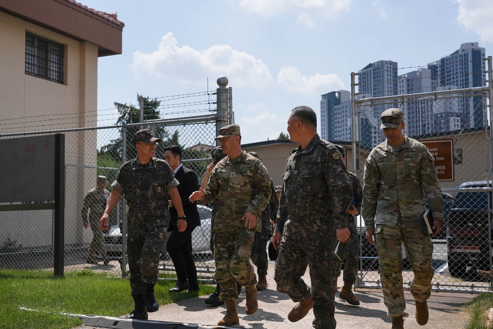 Republic of Korea Army Leaders of 2OC meet with U.S. Army 19th ESC leadership