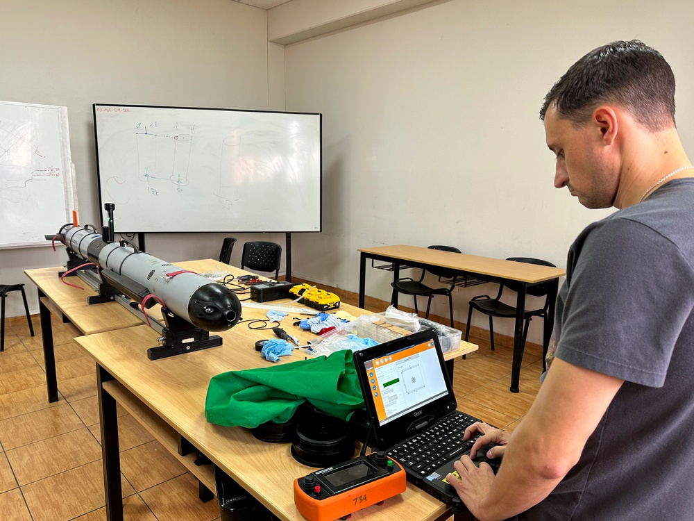 UUVGRU 1 Demonstrates AUV in Peru