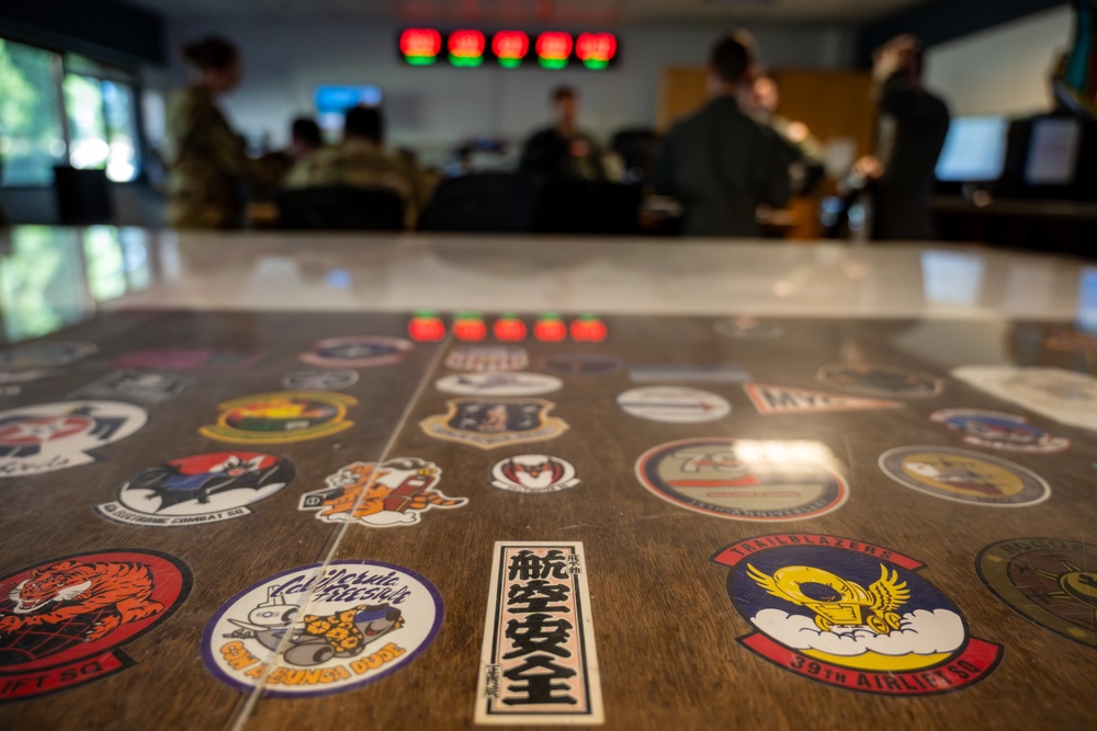 Travis C-17 aircrew perform flight training