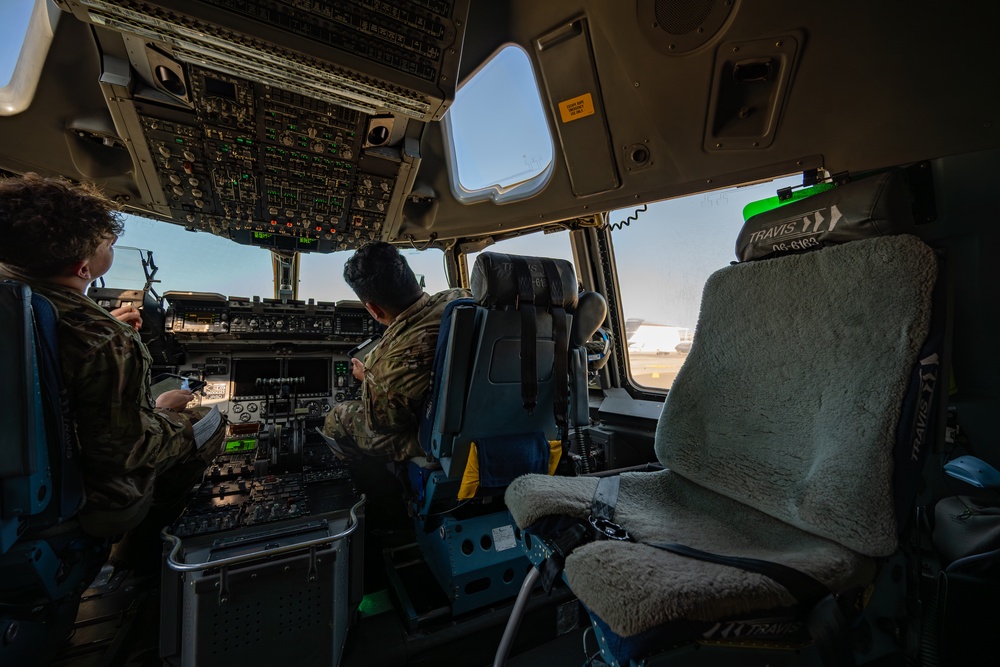 Travis C-17 aircrew perform flight training