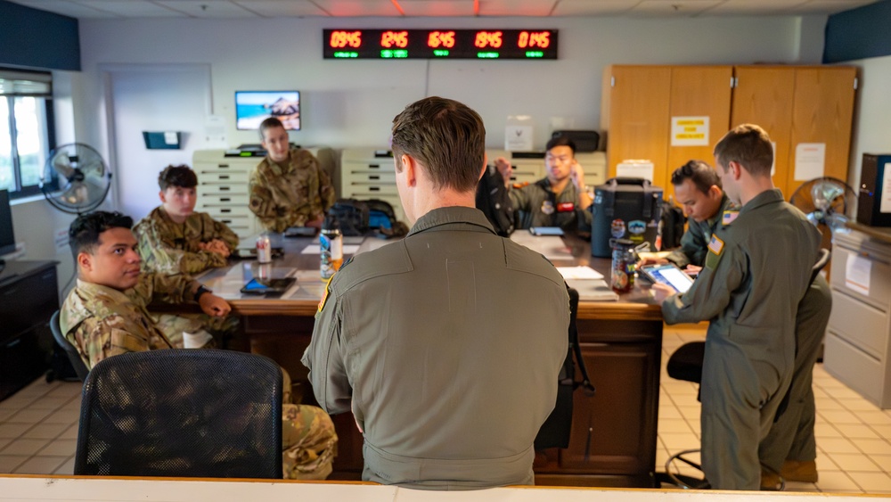 Travis C-17 aircrew perform flight training