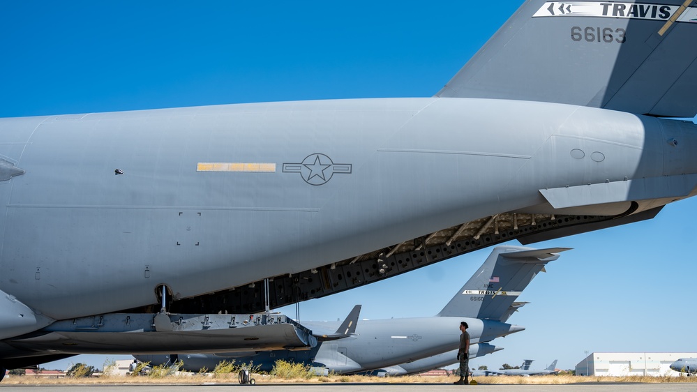 Travis C-17 aircrew perform flight training