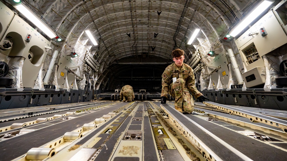 Travis C-17 aircrew perform flight training