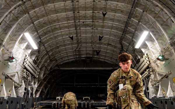 Travis C-17 aircrew perform flight training