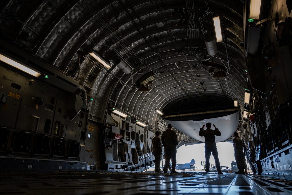 Travis C-17 aircrew perform flight training
