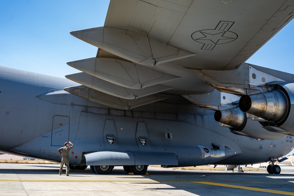 Travis C-17 aircrew perform flight training
