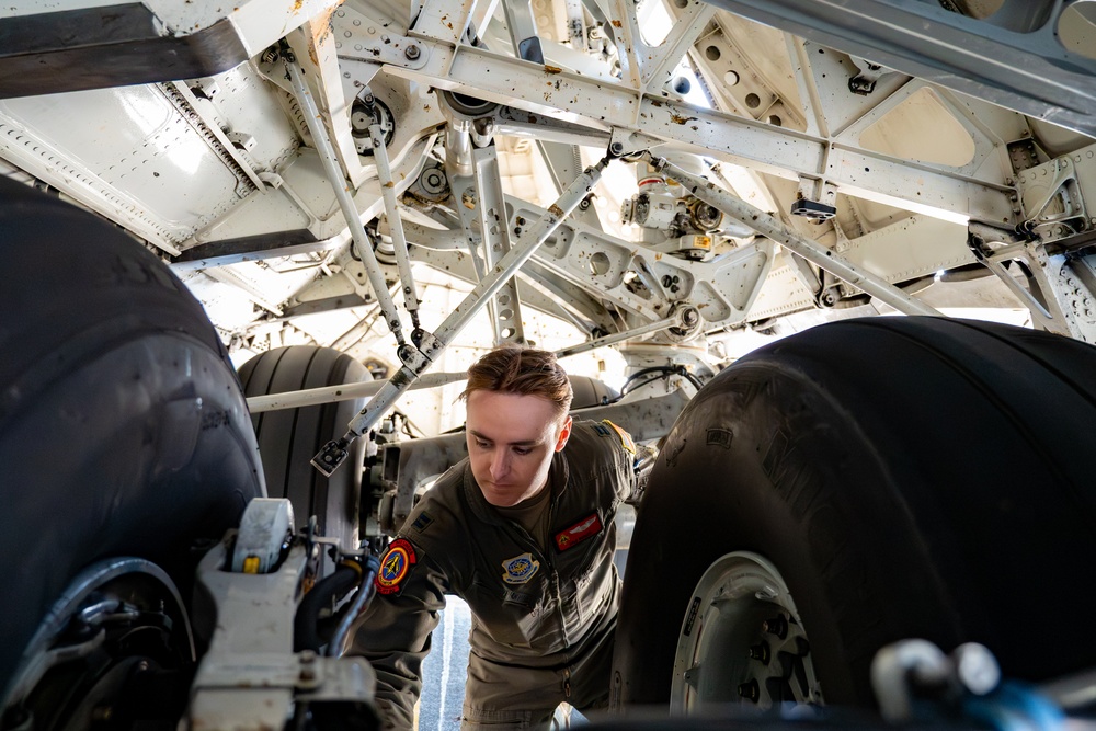 Travis C-17 aircrew perform flight training