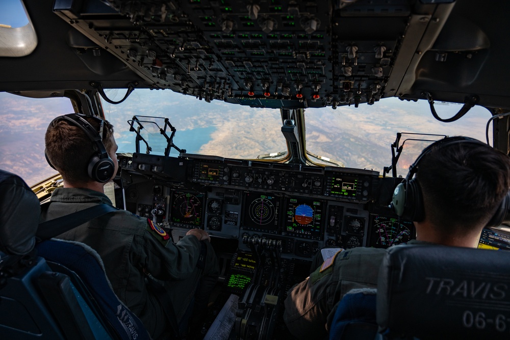 Travis C-17 aircrew perform flight training