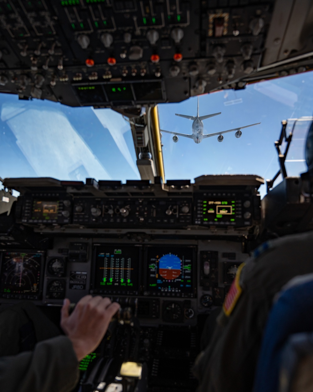Travis C-17 aircrew perform flight training