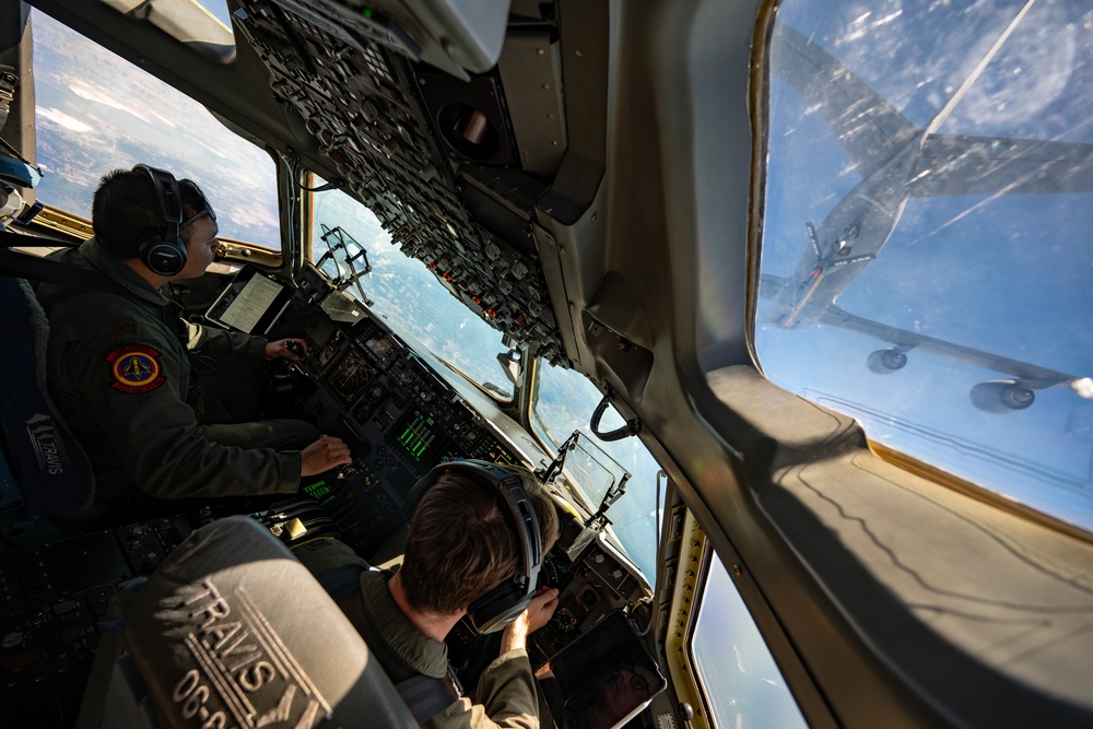 Travis C-17 aircrew perform flight training