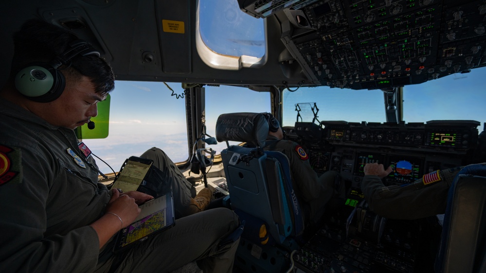 Travis C-17 aircrew perform flight training