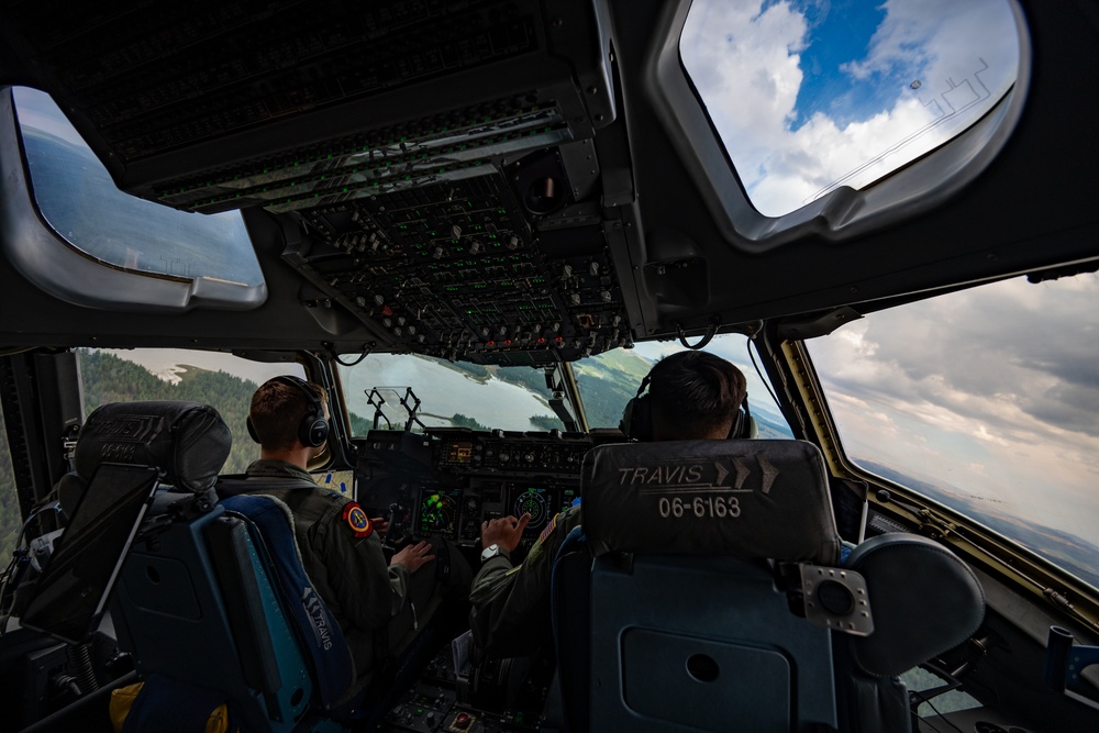 Travis C-17 aircrew perform flight training