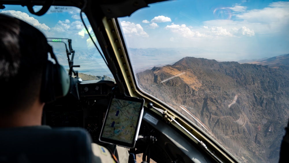 Travis C-17 aircrew perform flight training