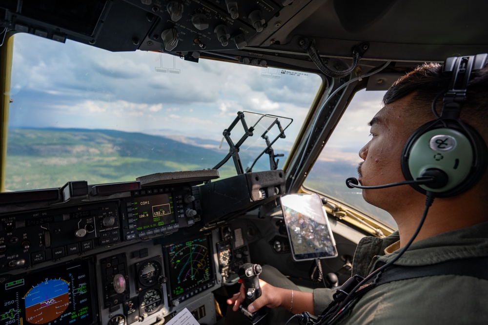 Travis C-17 aircrew perform flight training
