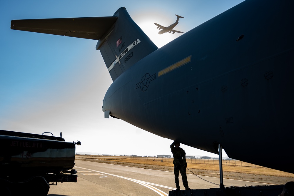 Travis C-17 aircrew perform flight training