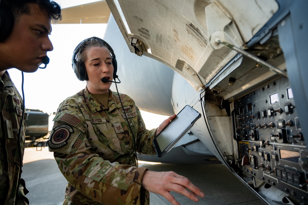 Travis C-17 aircrew perform flight training