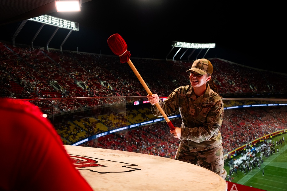 Whiteman AFB first sergeant rallies crowd during Kansas City Chiefs game