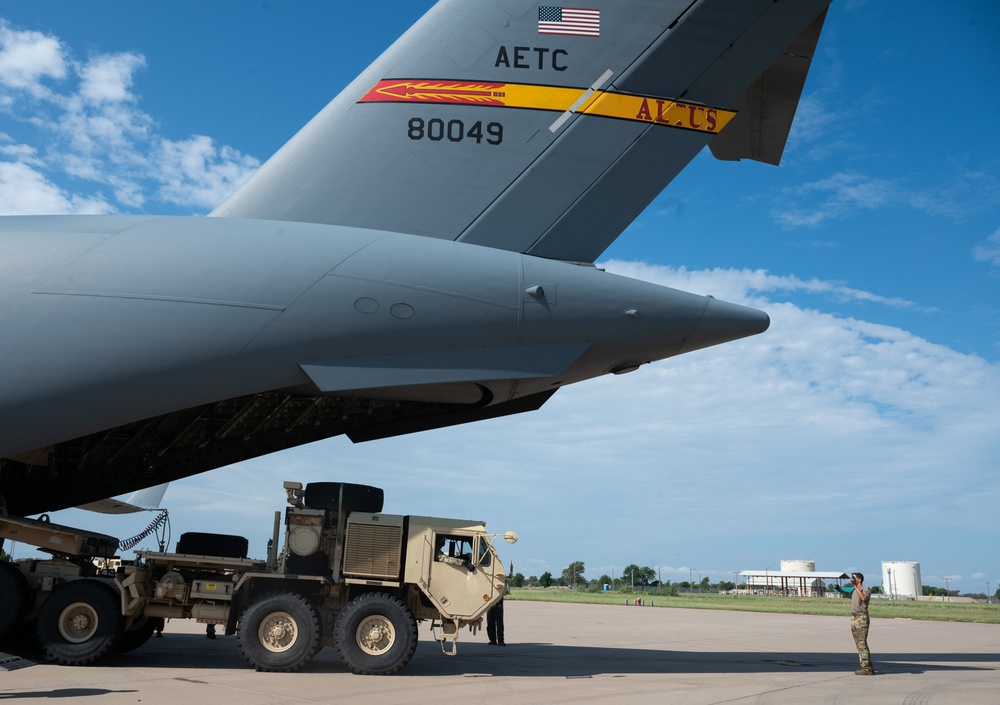 Altus loadmasters train Fort Sill Soldiers on C-17 operations