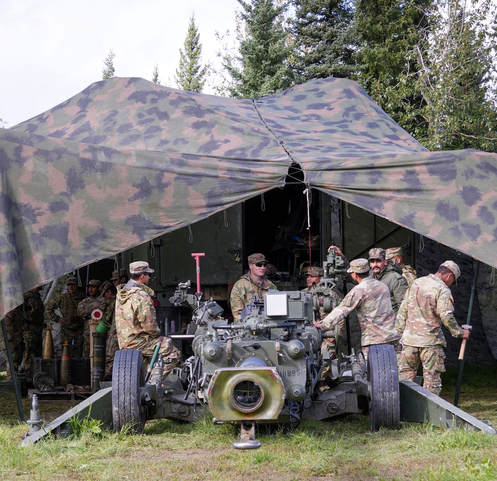 Indian and U.S. Army hold artillery field class