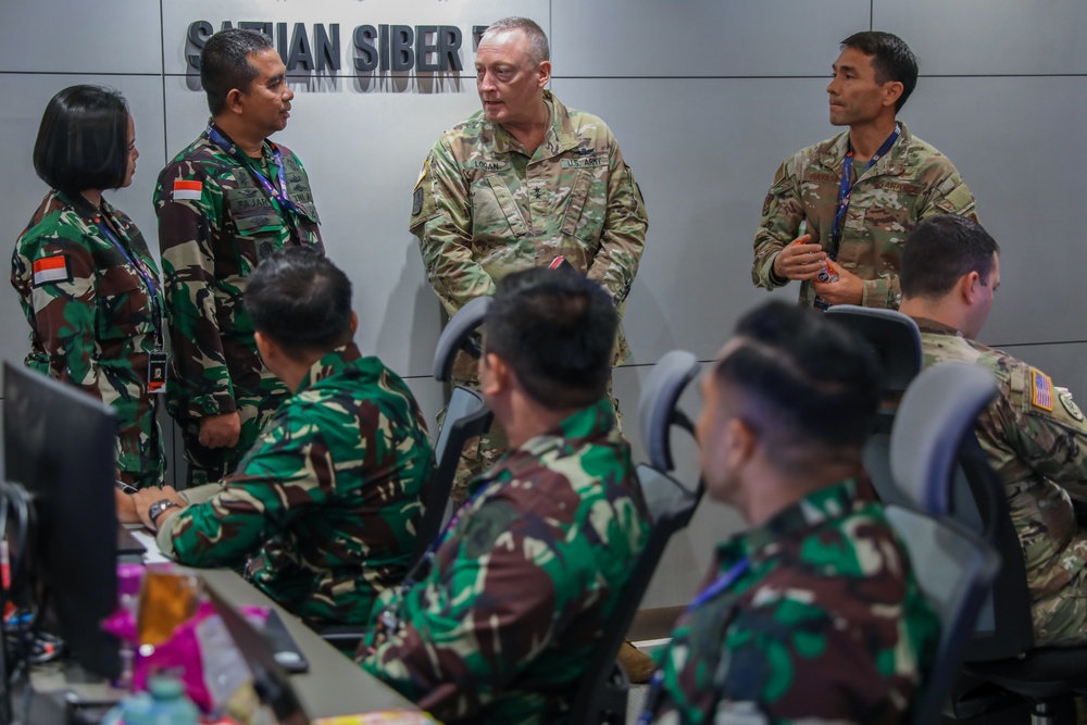 Hawaii Adjutant General visits CYBEREX Super Garuda Shield 25