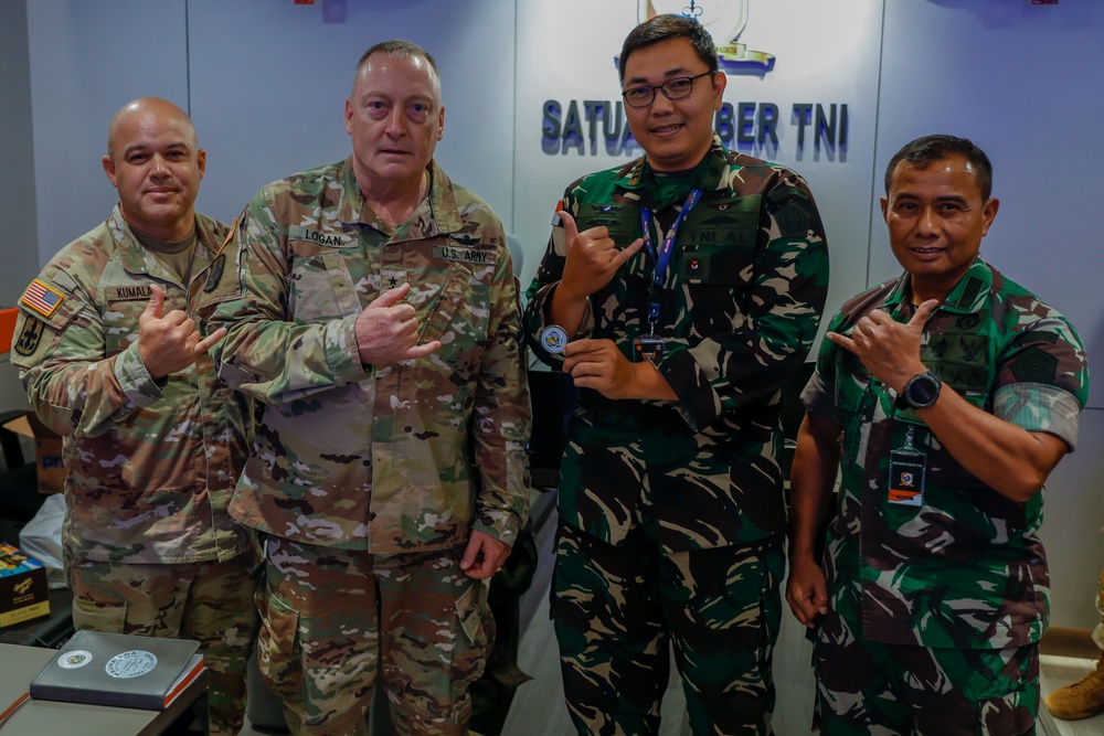 Hawaii Adjutant General visits CYBEREX Super Garuda Shield 25