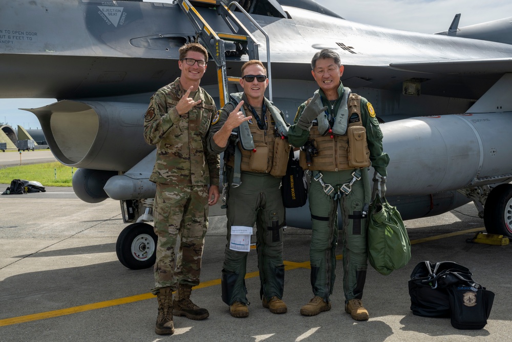 35th FW and 3rd Air Wing Commanders Go On Orientation Flight