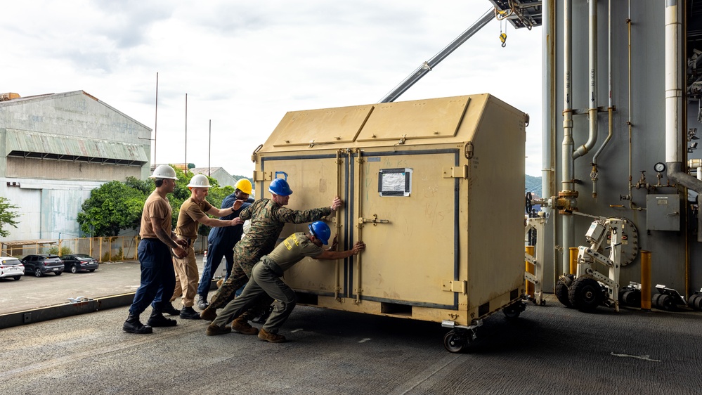 MRF-D 25.3: VMM-363 equipment arrives to USS Miguel Keith