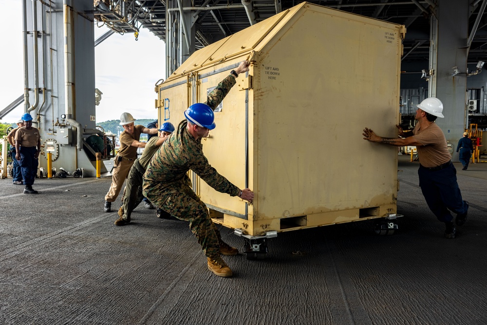 MRF-D 25.3: VMM-363 equipment arrives to USS Miguel Keith