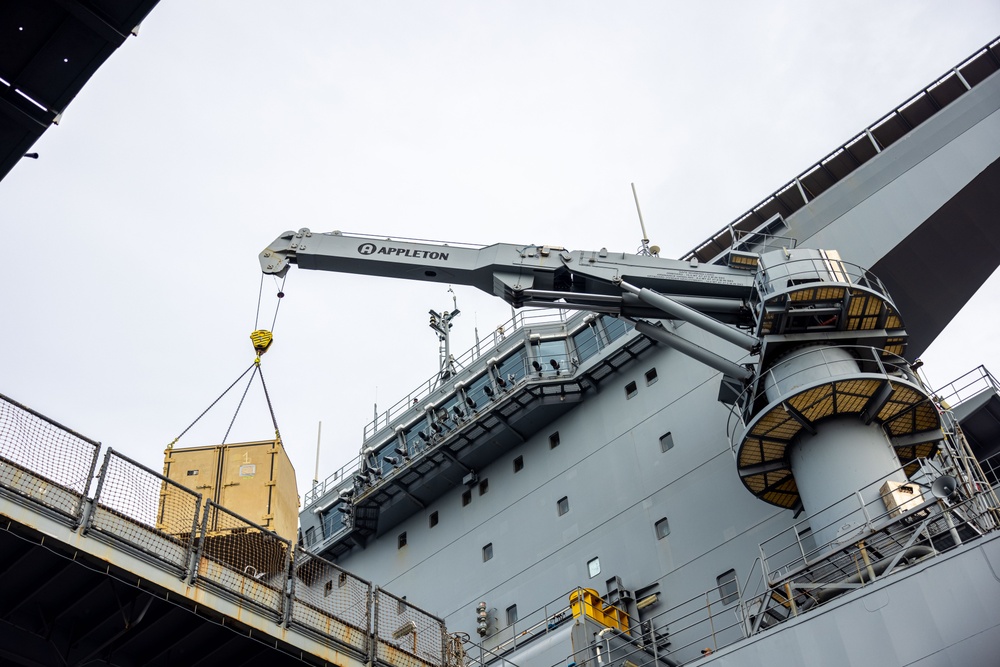 MRF-D 25.3: VMM-363 equipment arrives to USS Miguel Keith