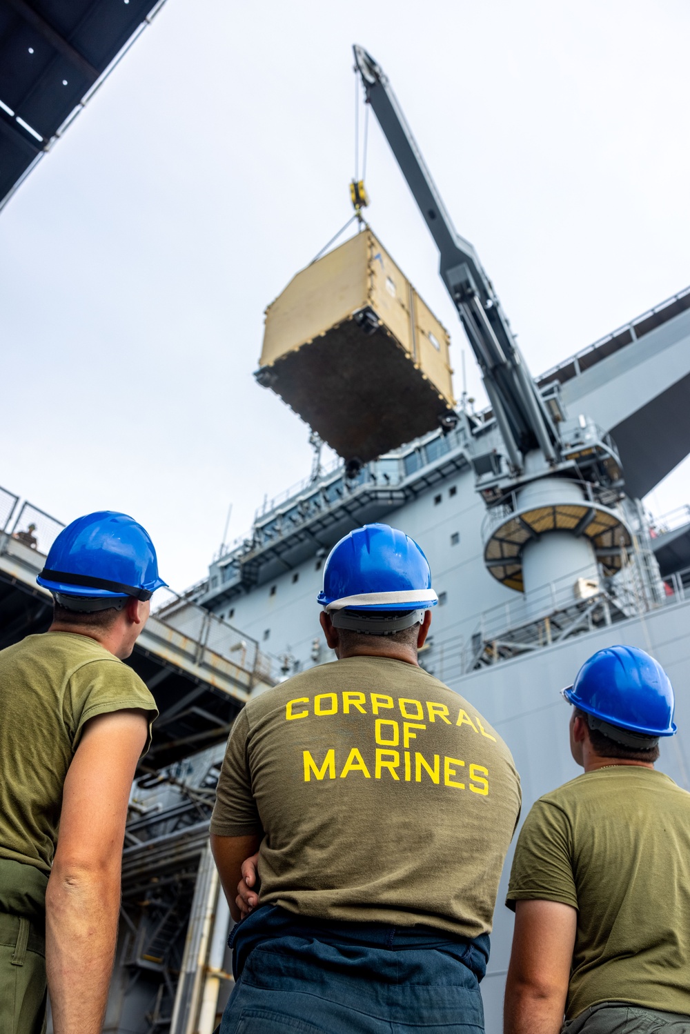 MRF-D 25.3: VMM-363 equipment arrives to USS Miguel Keith