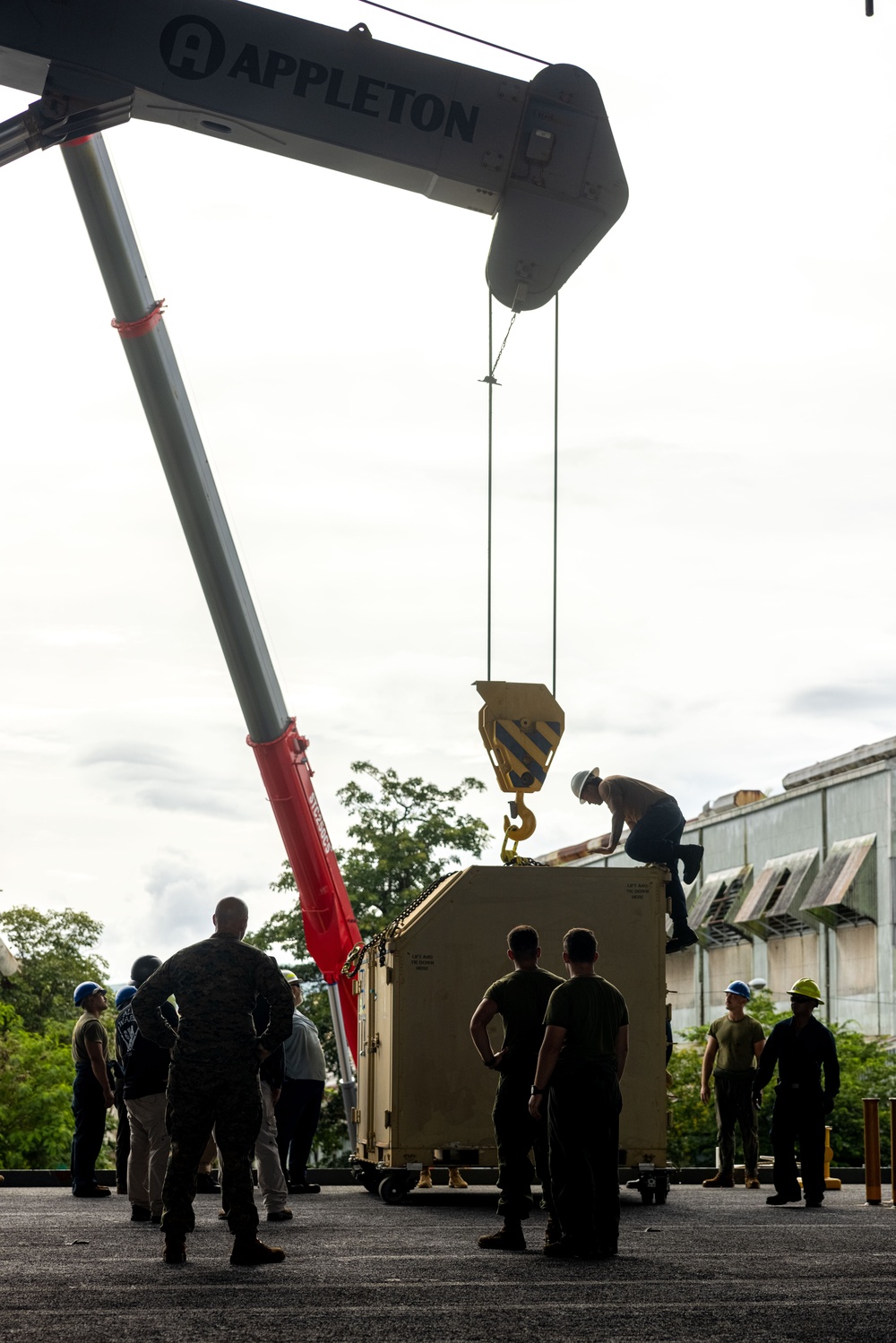 MRF-D 25.3: VMM-363 equipment arrives to USS Miguel Keith
