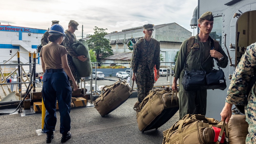 MRF-D 25.3: VMM-363 equipment arrives to USS Miguel Keith