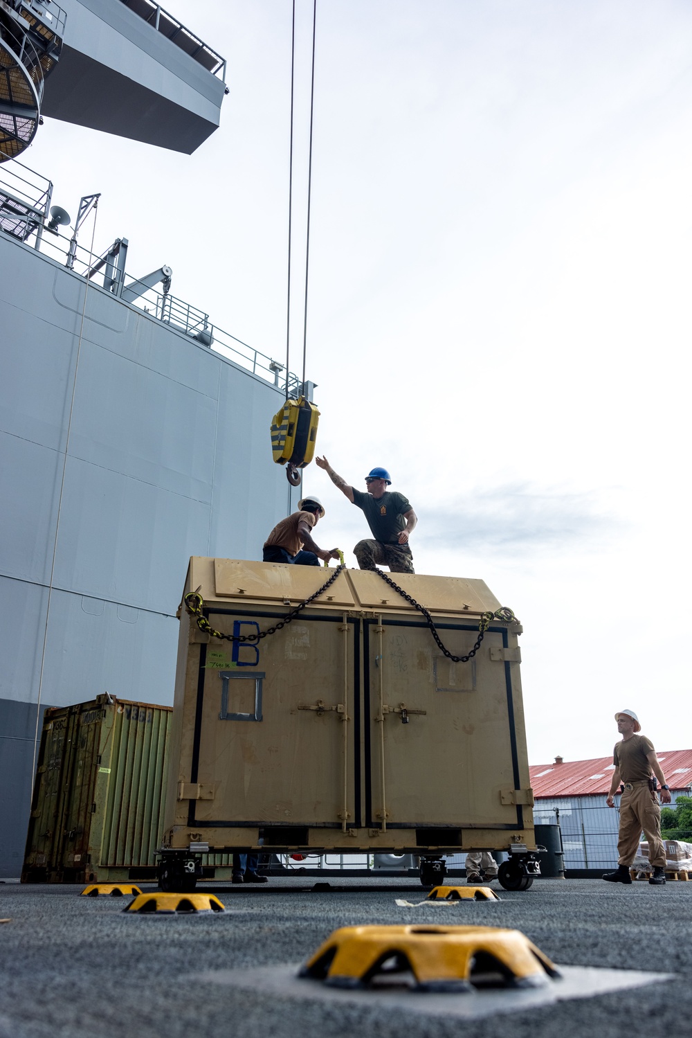 MRF-D 25.3: VMM-363 equipment arrives to USS Miguel Keith