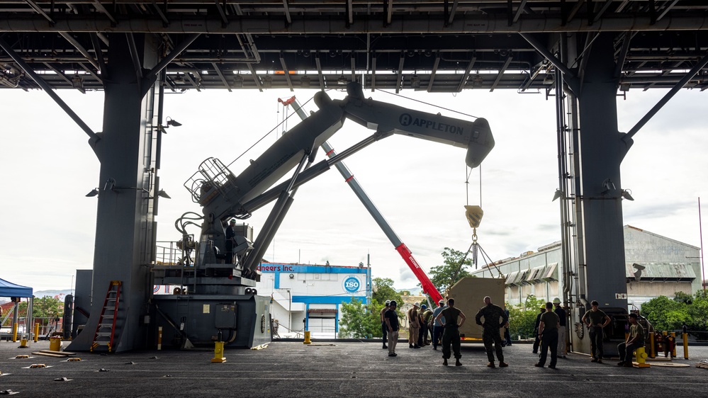MRF-D 25.3: VMM-363 equipment arrives to USS Miguel Keith